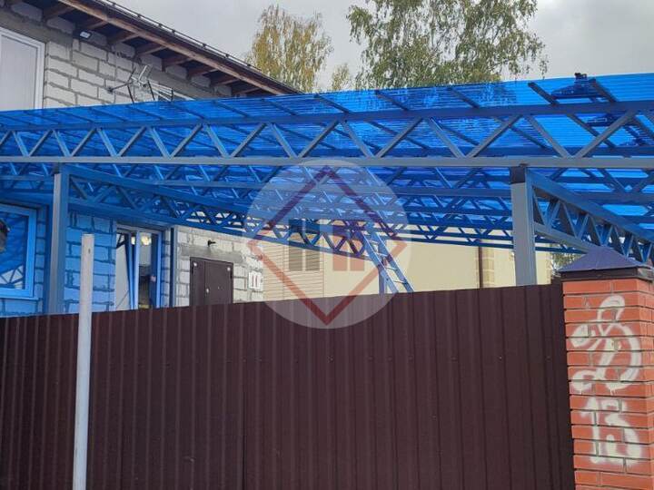 большой односкатный навес из поликарбоната синего цвета