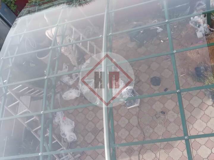 навес к дому из прозрачного монолитного поликарбоната