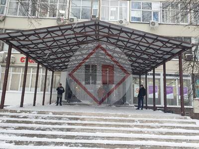 двускатный навес для входа в учреждение