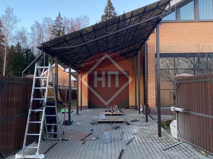 навес односкатный с покрытием из сотового поликарбоната