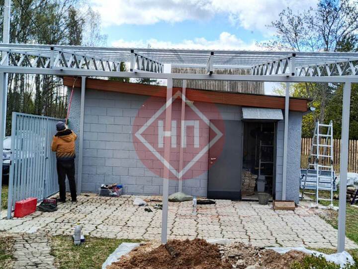 серый односкатный навес с монолитным поликарбонатом
