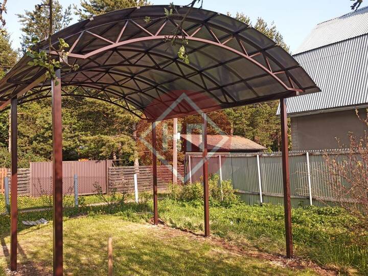арочный навес с кровлей из сотового поликарбоната