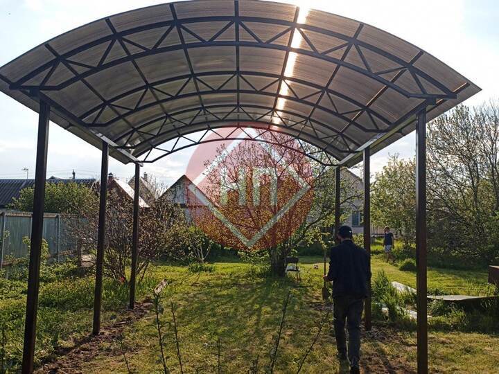 арочный навес с кровлей из сотового поликарбоната