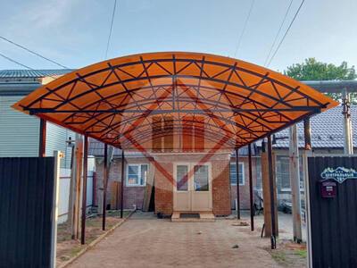 арочный навес из поликарбоната сотового оранжевого цвета