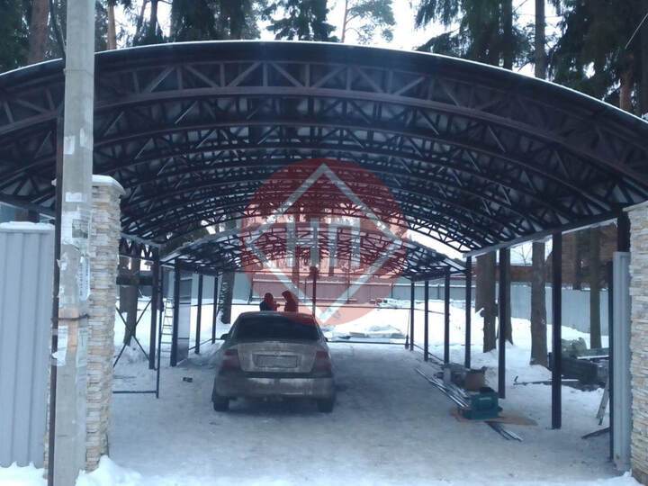 арочный навес из сотового поликарбоната для автомобиля