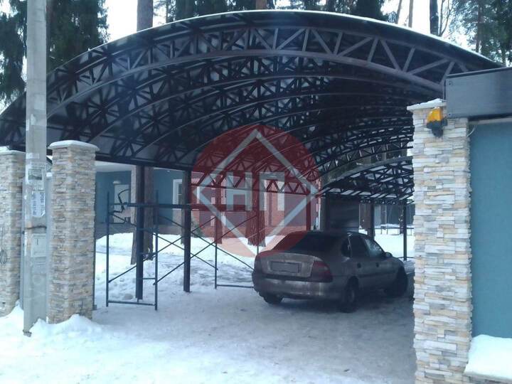 арочный навес из сотового поликарбоната для автомобиля