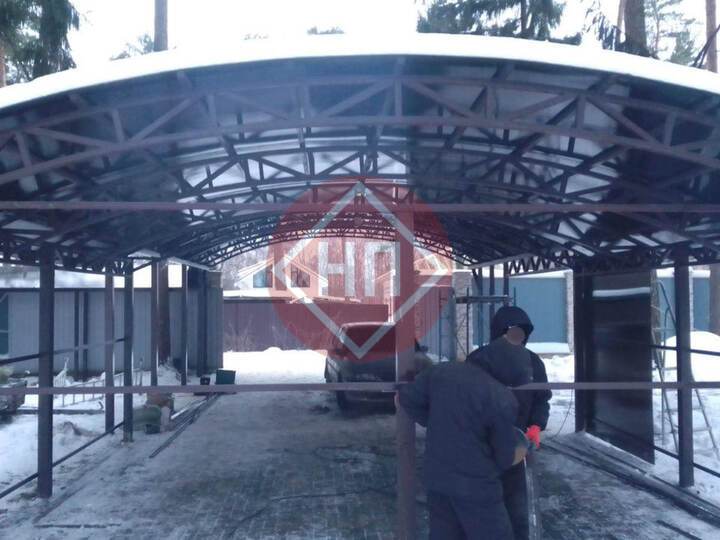 арочный навес из сотового поликарбоната для автомобиля