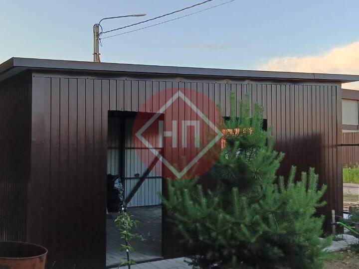 односкатный гараж из коричневых сэндвич-панелей