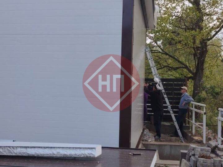 односкатный гараж из сэндвич-панелей с отдельной входной дверью