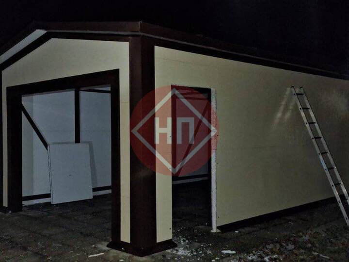 гараж из сэндвич-панелей с окном и калиткой