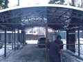 навес из сотового поликарбоната арочного типа с двумя раздельными скатами