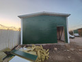 двускатный гараж из зеленых сэндвич-панелей